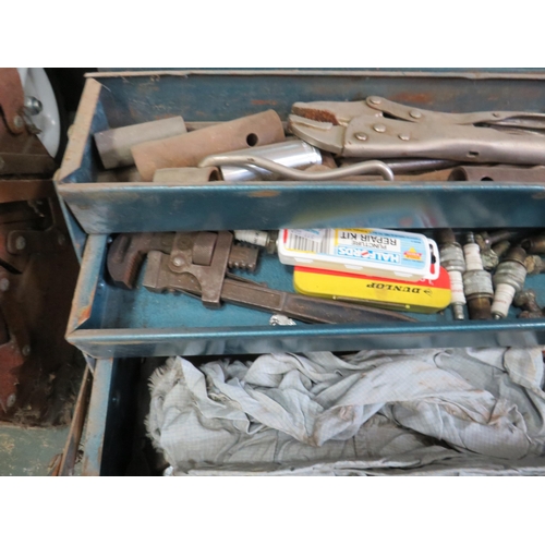 993 - Cantilever tool box and a selection of tools.