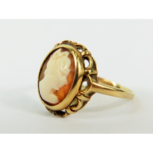 120 - 9ct Yellow Gold Cameo set ring.  Finger size 'L'    2.1g