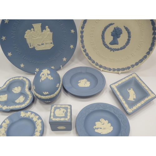 231 - 9 Pieces of Wedgwood jasperware, trinkets, plates etc