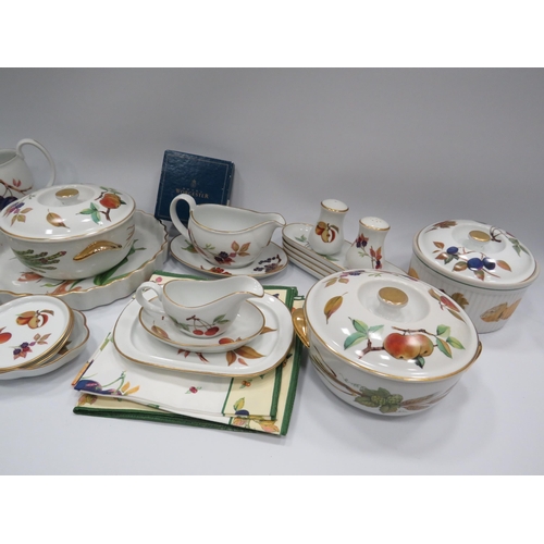 250 - 22 pieces of Royal Worcester Evesham pattern dinnerware.