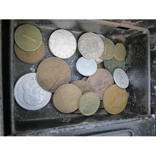 279 - Vintage cash box and a selection of uk and foreign coins.