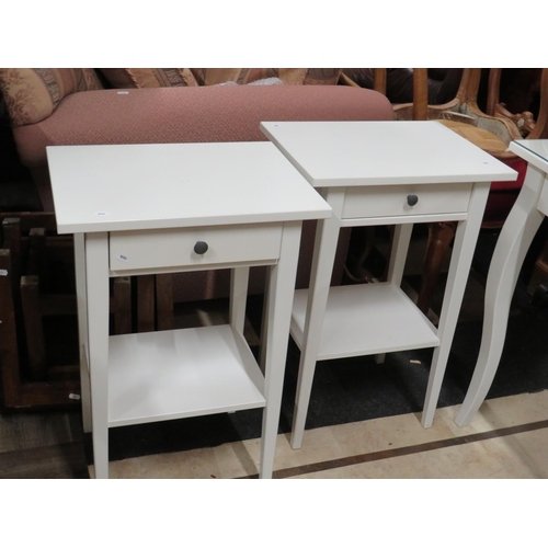 535 - Modern Dressing table in white melamime with glass top and tilting mirror, comes complete with a pai... 