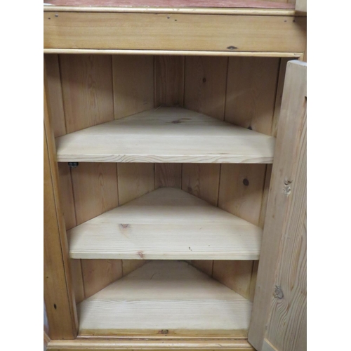 540 - Large Solid pine corner cabinet with top and bottom doors reavealing fixed pine shelves.   H:78 x W:... 