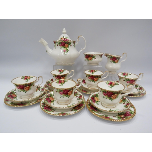 404 - Royal Albert Old Country Roses teaset 21 pieces in total.