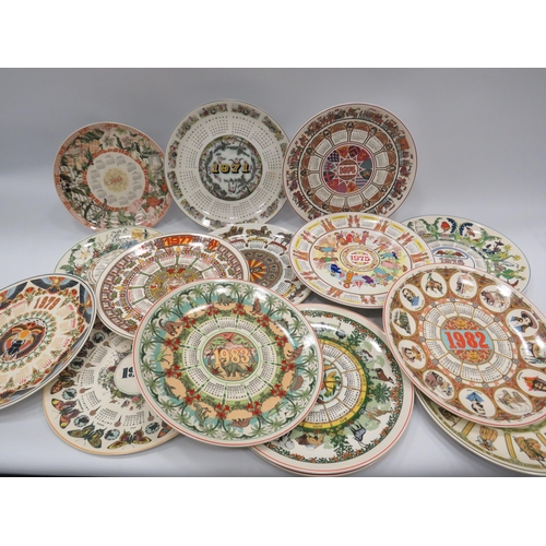 481 - 15 Wedgwood calendar plates.