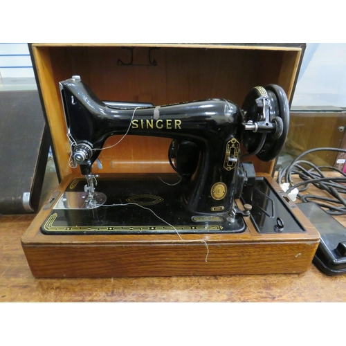 496 - Vintage Singer 99k sewing machine.