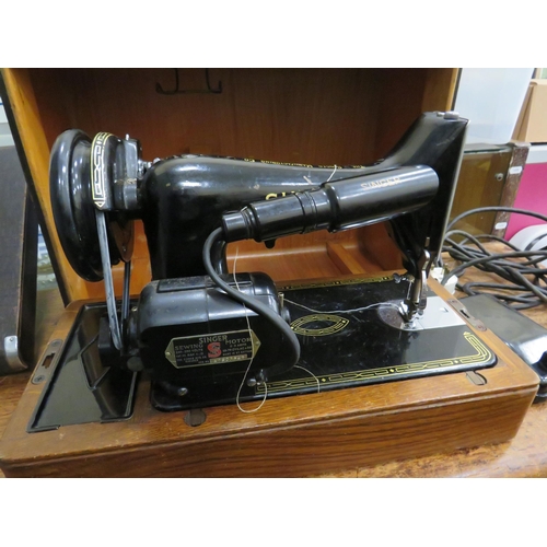 496 - Vintage Singer 99k sewing machine.