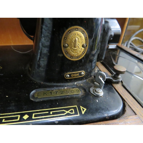 496 - Vintage Singer 99k sewing machine.