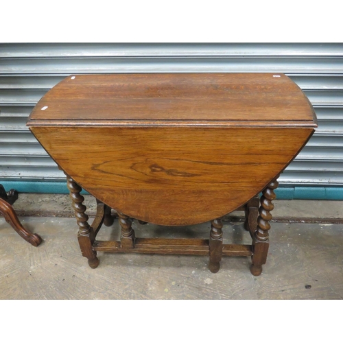 633 - Oval topped Drop leaf gate legged Oak Table with barley twist legs. In very good condition and good ... 