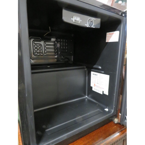 650 - Husky, Counter top fridge with glass door in working order.  H:20 x W:17 x D:18 inches. See photos.