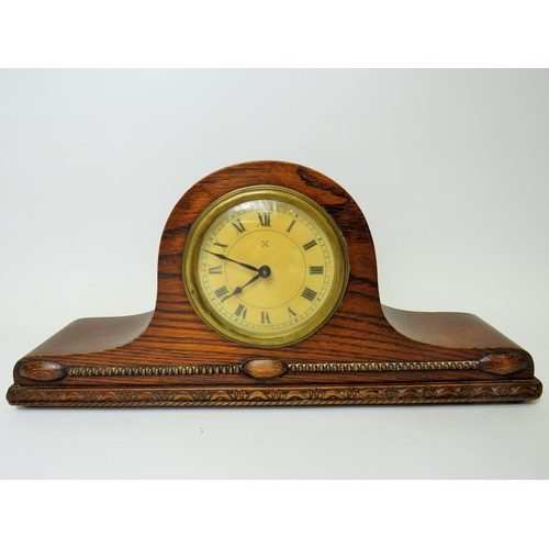 43 - Oak cased mantle clock with ornate carving to the base. Brass mechanism in running order. Measures 1... 