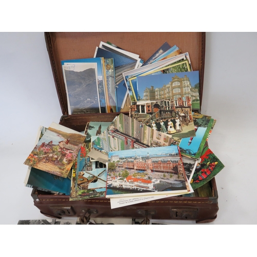 698 - Small leather evacuee case with key to include 100's of Postcards to include Monchrome photo Topogra... 