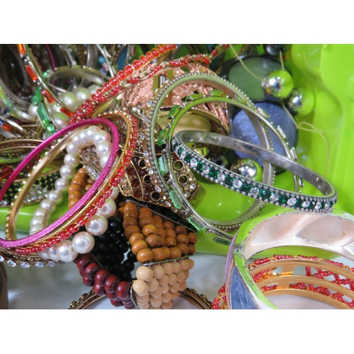 718 - Large quantity of costume jewellery bracelets.