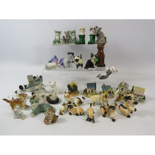 1060 - Selection of small cat and house figurines.