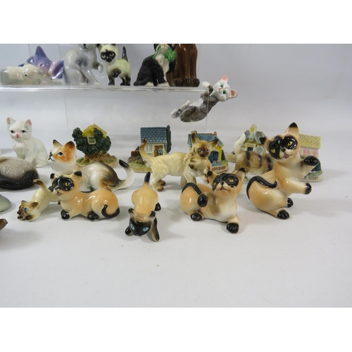 1060 - Selection of small cat and house figurines.