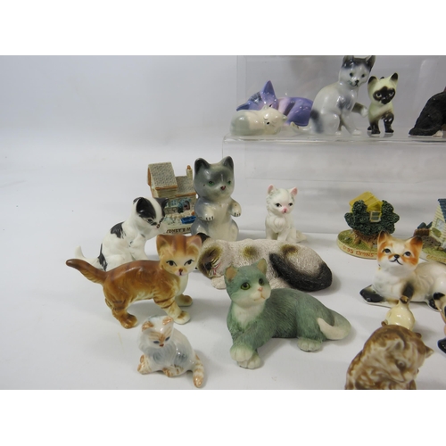 1060 - Selection of small cat and house figurines.