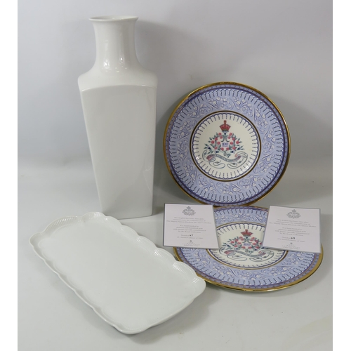 1076 - Large Kaiser German porcelain white vase and tray plus 2 Limited edition Queen Mother 100 year plate... 