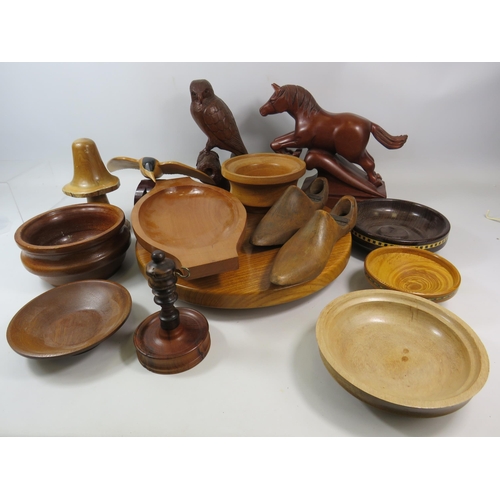 1086 - Mixed wooden ware lot including carved figures a rotating cake plate and a pair of vintage shoe last... 