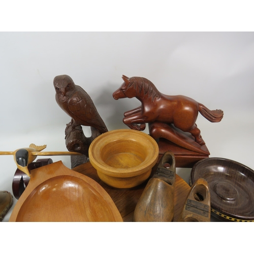 1086 - Mixed wooden ware lot including carved figures a rotating cake plate and a pair of vintage shoe last... 