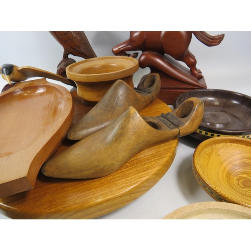 1086 - Mixed wooden ware lot including carved figures a rotating cake plate and a pair of vintage shoe last... 