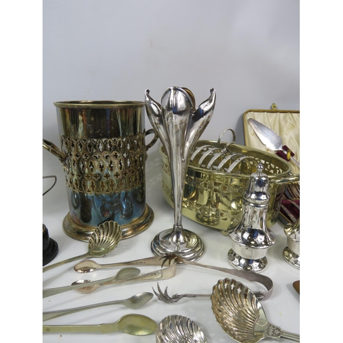 1089 - Silver plated and collectable items including sugar tongs and sifter spoons, cigarette and snuff cas... 