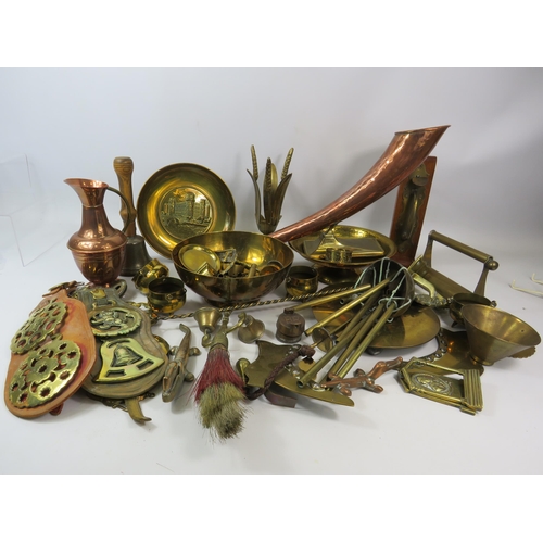 1090 - Mixed lot of Copper and brass items .