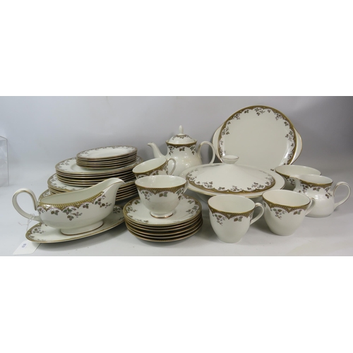 1092 - 37 pieces of Royal Doulton Lynnewood dinner / teaset.