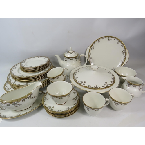 1092 - 37 pieces of Royal Doulton Lynnewood dinner / teaset.