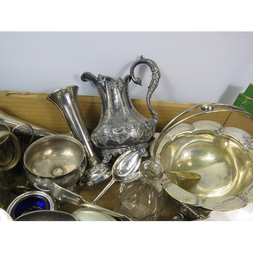 1095 - Large selection of vintage silver plated items and cutlery.