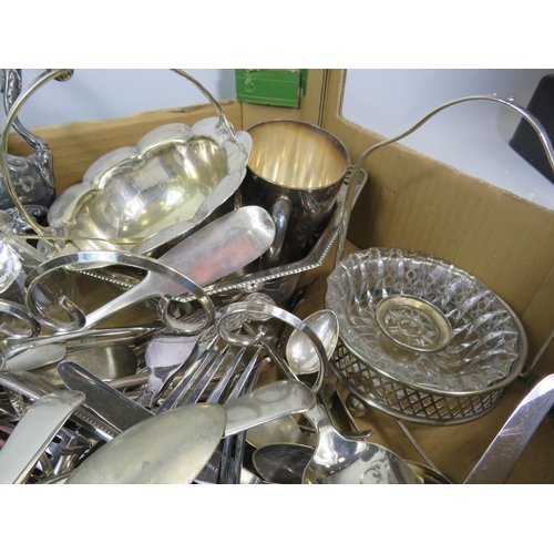 1095 - Large selection of vintage silver plated items and cutlery.