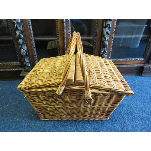 1151 - Wicker picnic / hamper basket.