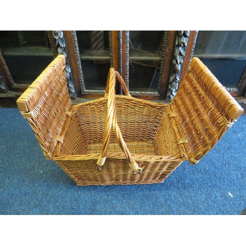 1151 - Wicker picnic / hamper basket.