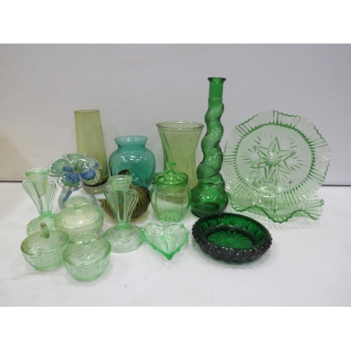 1398 - Selection of vintage and modern green art glass.