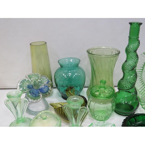 1398 - Selection of vintage and modern green art glass.