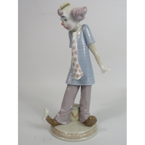 31 - Lladro clown figurine model no 6916, 23cm tall with box.