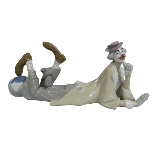 35 - Large Lladro clown figurine model no 4618, 15.5cm tall and 37cm long come with box.