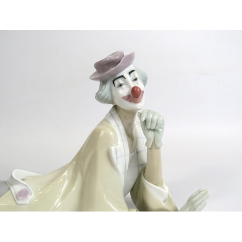 35 - Large Lladro clown figurine model no 4618, 15.5cm tall and 37cm long come with box.