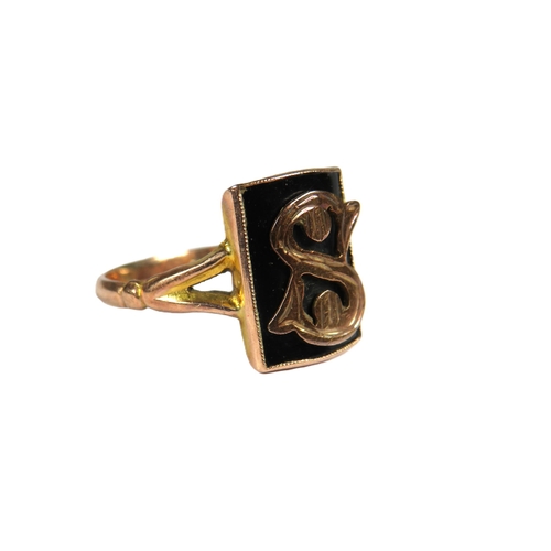 373 - 9ct Yellow Gold Vintage Ring set with a Jet square with the letter 'S' in Gold.  Finger size 'N'   2... 