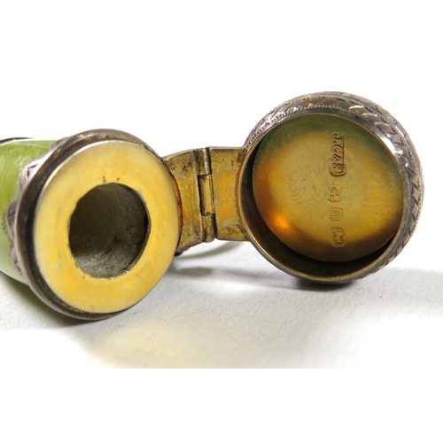 415 - Pretty Green Onyx snuff box with silver end and cap in the shape of a powder horn. Hallmarked for Lo... 