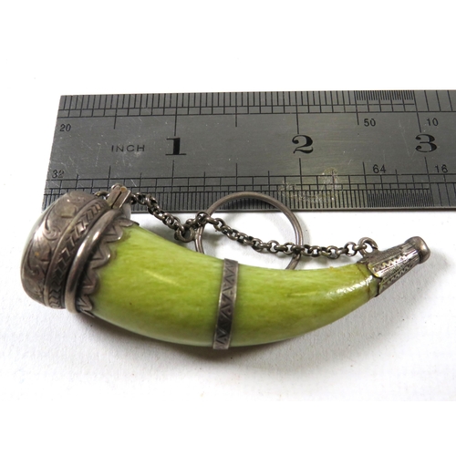 415 - Pretty Green Onyx snuff box with silver end and cap in the shape of a powder horn. Hallmarked for Lo... 