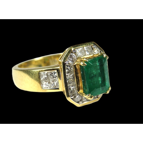 441 - 18ct Yellow Gold Art Deco Style Ring set with an amazing Central Emerald of approx 1.84pts and has s... 