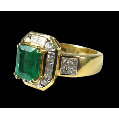 441 - 18ct Yellow Gold Art Deco Style Ring set with an amazing Central Emerald of approx 1.84pts and has s... 