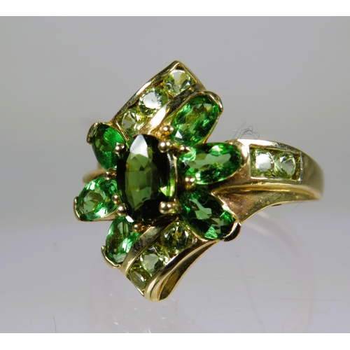 461 - 9ct Yellow Gold Ring set with Emerald coloured CZ in a Flower pattern.  Finger size 'P-5 to Q'   4.4... 