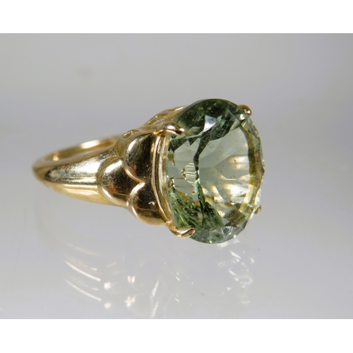 468 - 9ct Yellow Gold Ring set with a large Oval Green Quartz which measures approx 12 x 10 mm.   Finger s... 