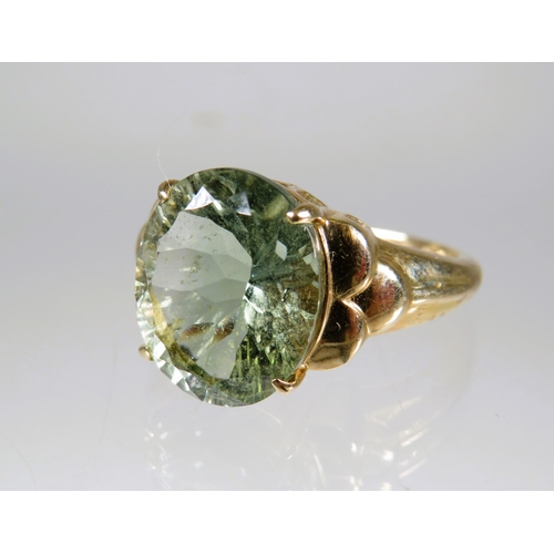 468 - 9ct Yellow Gold Ring set with a large Oval Green Quartz which measures approx 12 x 10 mm.   Finger s... 