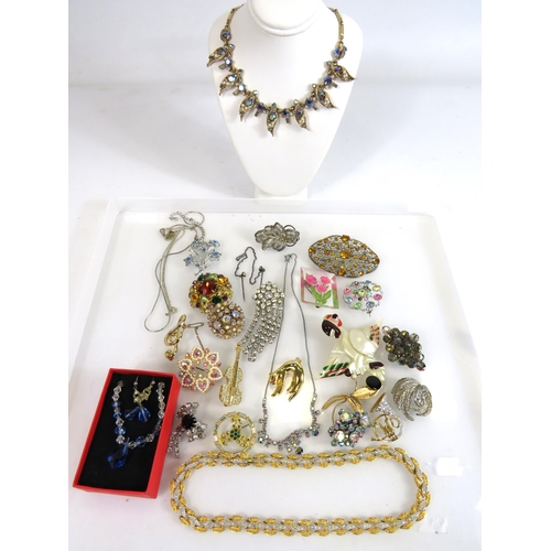 977 - Nice Selection of Very good quality vintage Costume brooches and jewellery.  See photos.