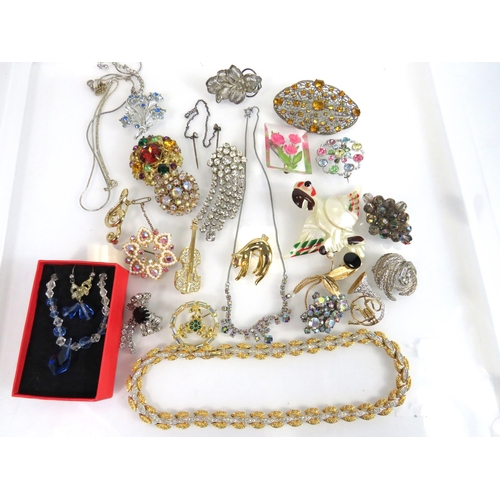 977 - Nice Selection of Very good quality vintage Costume brooches and jewellery.  See photos.