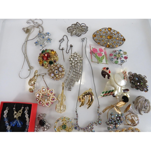 977 - Nice Selection of Very good quality vintage Costume brooches and jewellery.  See photos.