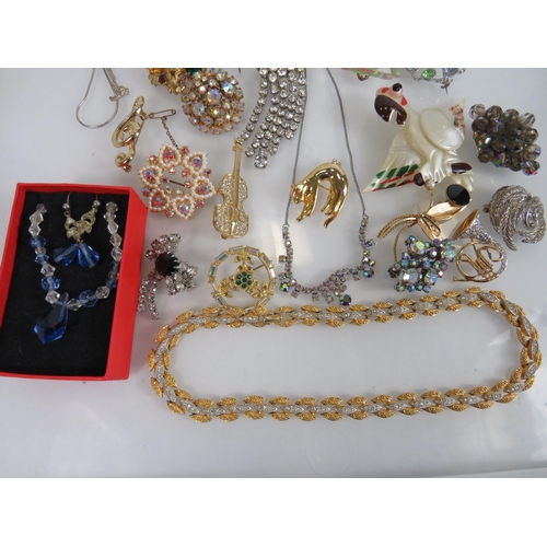 977 - Nice Selection of Very good quality vintage Costume brooches and jewellery.  See photos.