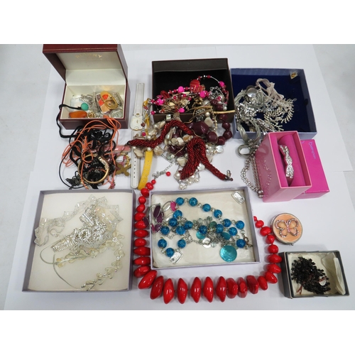 982 - Selection of costume jewellery. See photos.